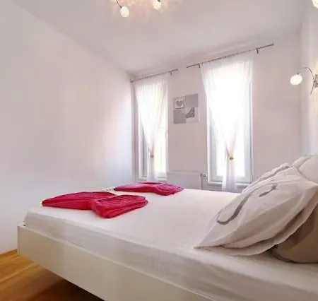 Apartment Roza *
