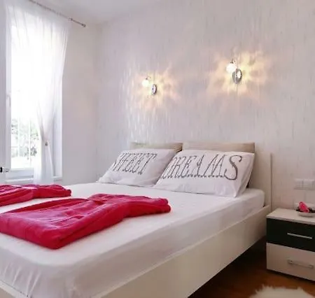 Apartment Roza *