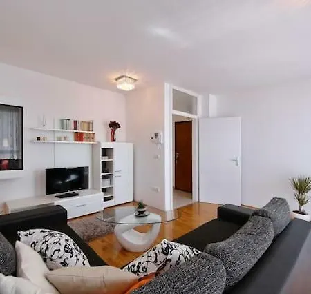 Apartment Roza *